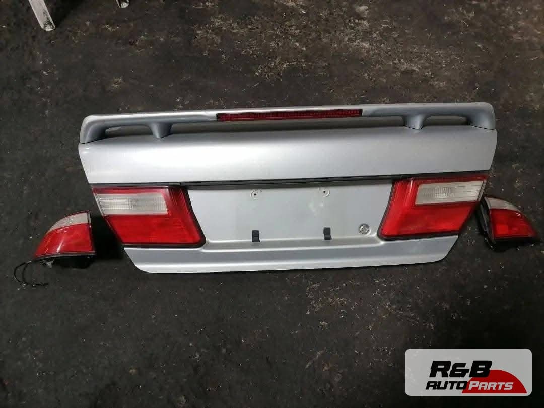 Maleta con alerón y focos Nissan pulsar